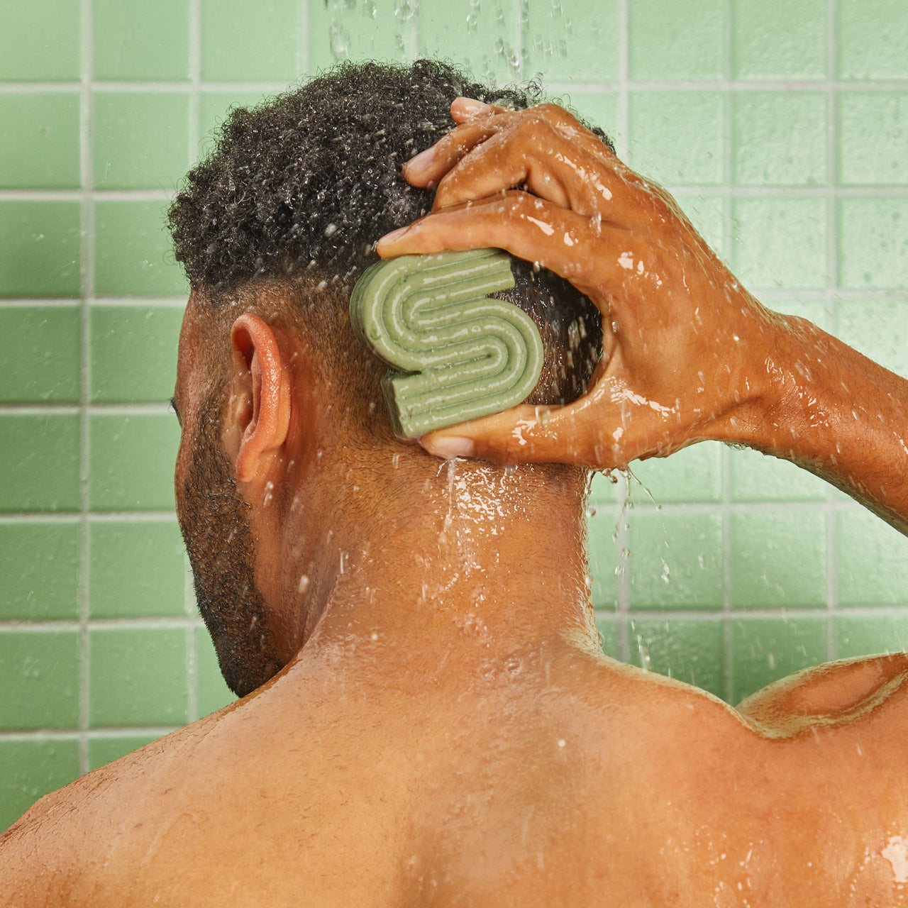 5458-TeaTree_MintSolidShampoo-Model-BottleFreeBeauty-Clarifying-2-1280x1280px-1.jpg
